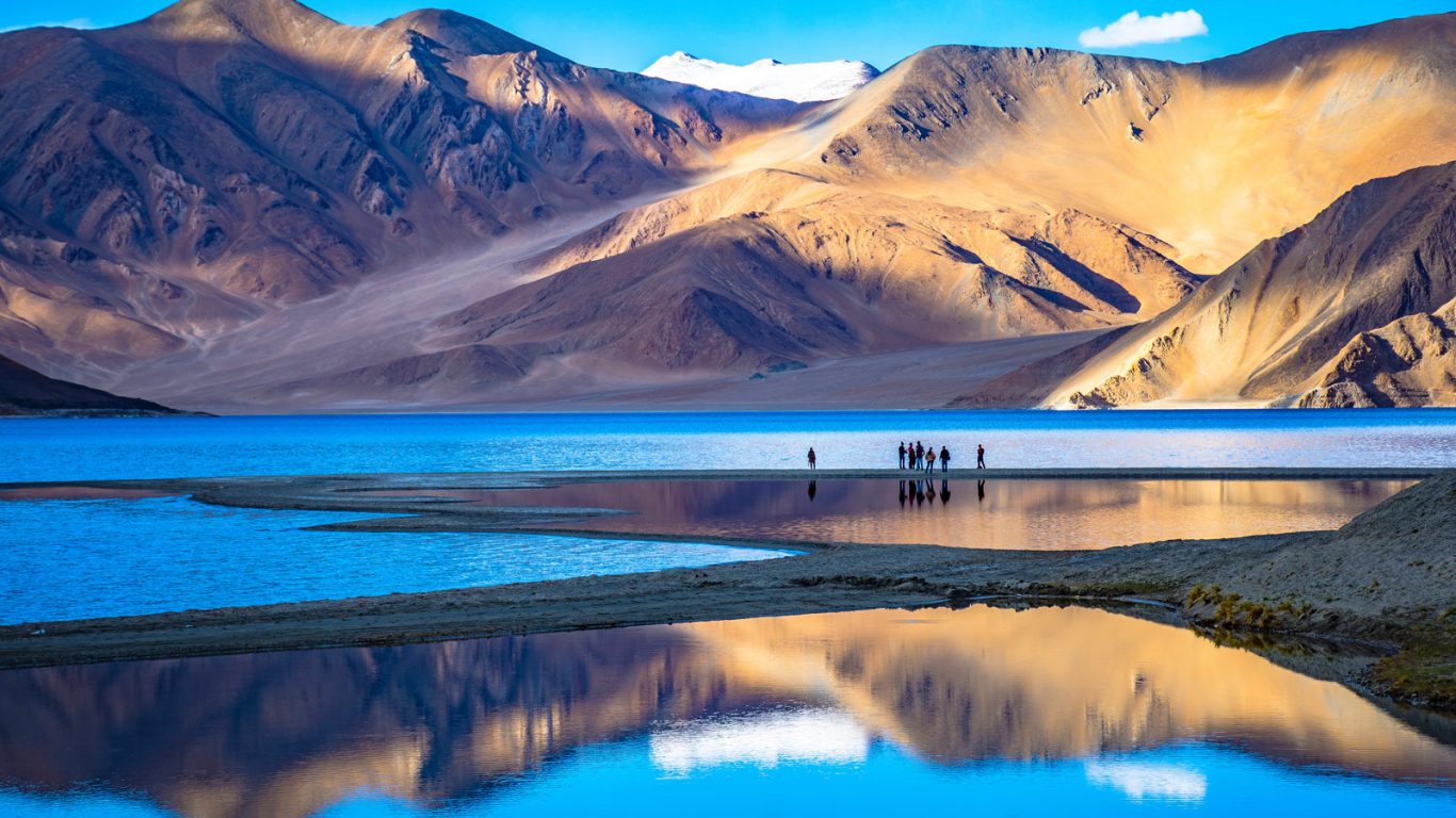 HIKING ACROSS LADAKH